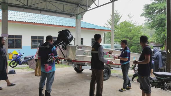 ลงพื้นที่เพื่อติดตามสถานการณ์น้ำท่วม พร้อมช่วยยกของให้ชาวบ้านเพื่อเตรียมพร้อมรับมือน้ำท่วมที่อาจจะมาในคืนนี้